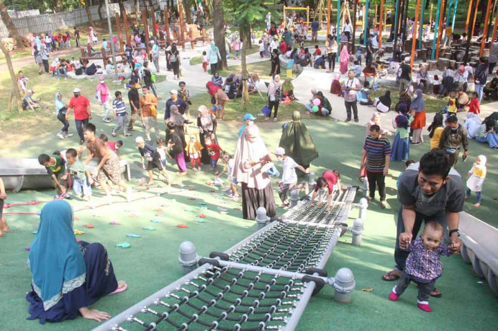 Masyarakat menikmati berbagai fasilitas permainan di Tebet Eco Park yang terletak di Jalan Tebet Timur Raya, Jakarta Selatan, Kamis, 5 Mei 2022.
