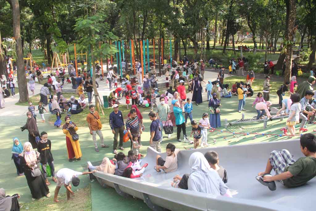 Tebet Eco Park menjadi salah satu alternatif destinasi piknik di Ibu Kota Jakarta yang ramai dikunjungi masyarakat saat libur Lebaran 2022.
