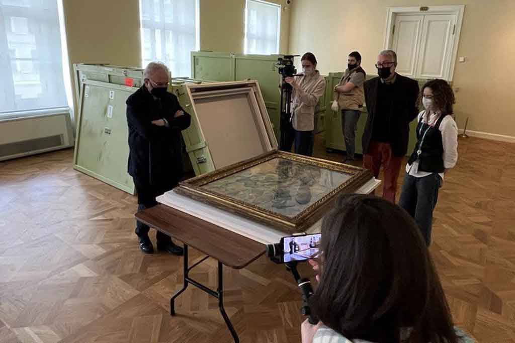 Namun demikian, pemerintah Prancis mengatakan bahwa dua lukisan utama telah ditahan karena sanksi Barat terhadap Rusia atas operasi militernya di Ukraina.