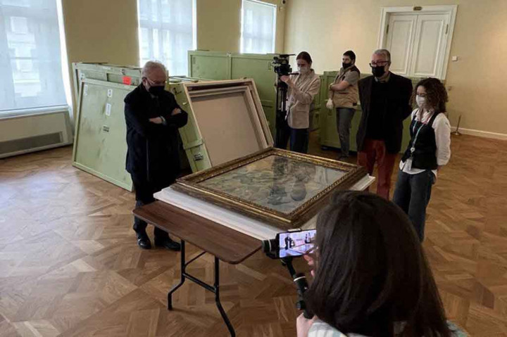 Namun demikian, pemerintah Prancis mengatakan bahwa dua lukisan utama telah ditahan karena sanksi Barat terhadap Rusia atas operasi militernya di Ukraina.