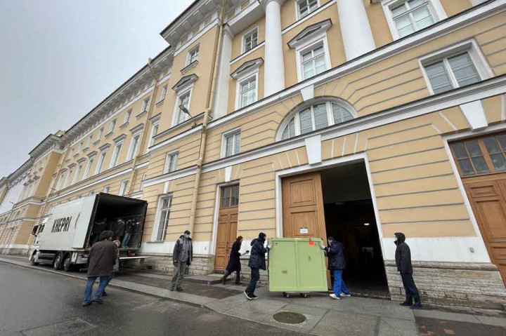 Faktanya, pameran tersebut terbukti sukses sehingga diperpanjang dari tanggal akhir awalnya pada 22 Februari, dua hari sebelum Rusia mengirim pasukan ke tetangganya yang pro-Barat.