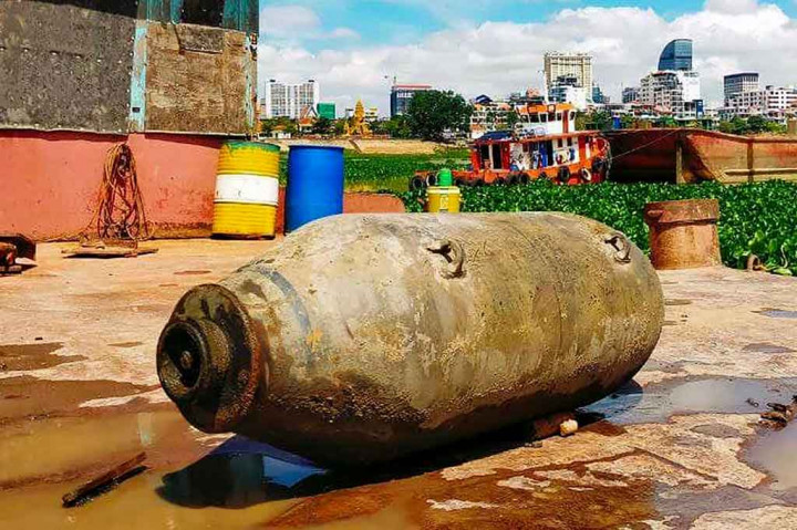 Bom buatan AS seberat sekitar 1 ton telah ditemukan dari dasar sungai di seberang Istana Kerajaan di ibu kota Phnom Penh, Kamboja, Kamis, 5 Mei 2022.