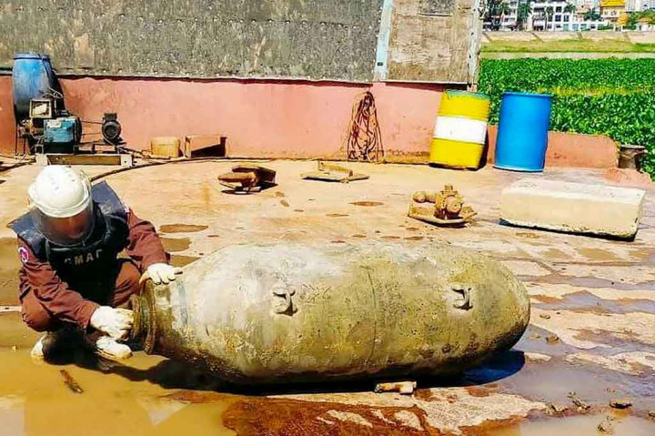Pasukan penjinak bom Kamboja pada Kamis, 5 Mei 2022 dipanggil untuk menjinakkan bom raksasa buatan AS seberat 1 ton yang ditemukan di dasar sungai di seberang Istana Kerajaan di ibu kota Phnom Penh.