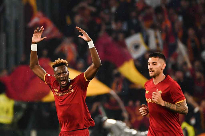 Terus menyerang, Giallorossi akhirnya berhasil membobol gawang tim tamu pada menit ke-11 lewat sundulan Tammy Abraham menyambut sepak pojok Pellegrini.