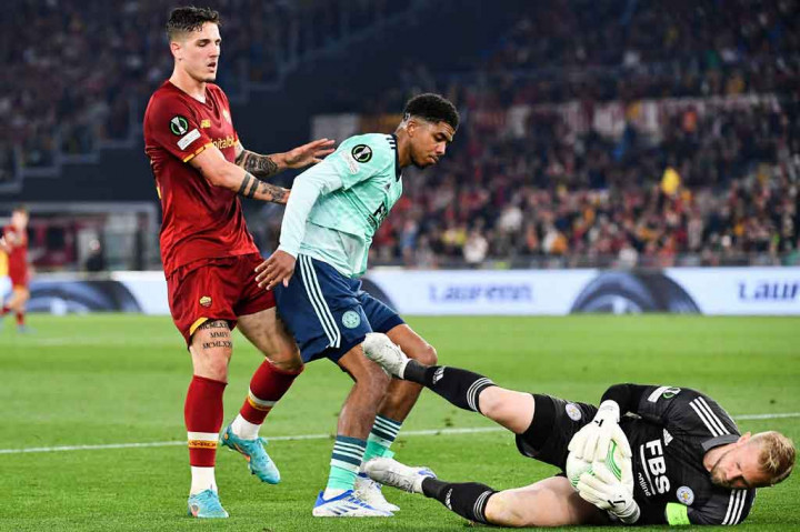 Setelah gol tersebut Roma terus gencar membombardir pertahanan Leicester. Beberapa peluang tercipta lewat Pellegrini, Nicolo Zaniolo, dan Abraham, namun belum berbuah gol. Skor 1-0 bertahan hingga jeda.