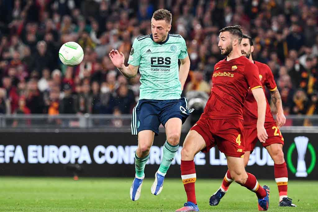 Selepas jeda istirahat, Leicester berusaha tampil lebih menekan untuk mencari gol penyama kedudukan. Mereka mendapatkan peluang lewat Kiernan Dewsbury-Hall dan Jamie Vardy namun belum menemui sasaran.