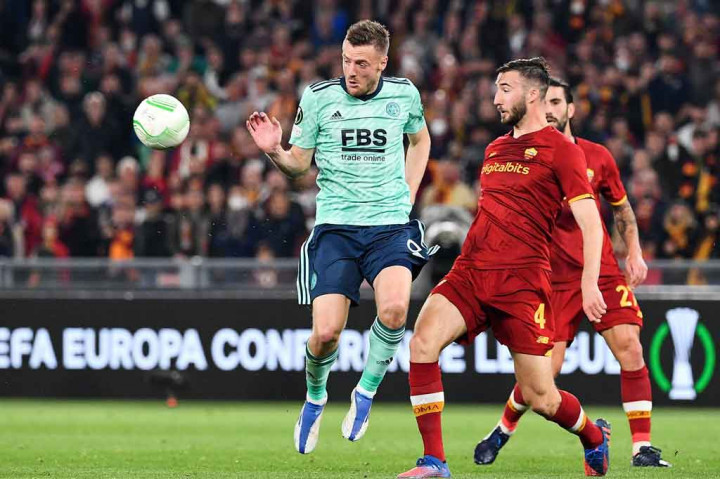 Selepas jeda istirahat, Leicester berusaha tampil lebih menekan untuk mencari gol penyama kedudukan. Mereka mendapatkan peluang lewat Kiernan Dewsbury-Hall dan Jamie Vardy namun belum menemui sasaran.