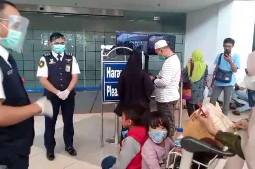 Pada H+3 Lebaran 2022, Kamis, 5 Mei 2022, arus balik di Bandara Juanda Kabupaten Sidoarjo, Jawa Timur terlihat padat. Puncak arus balik di Bandara Juanda diperkirakan pada Sabtu, 7 Mei 2022 mendatang.