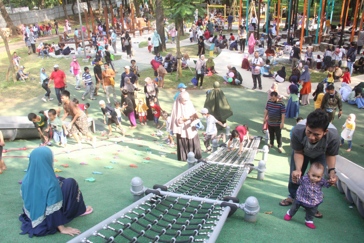 Tebet Eco Park menjadi salah satu alternatif destinasi piknik di Ibu Kota Jakarta yang ramai dikunjungi masyarakat saat libur Lebaran 2022.