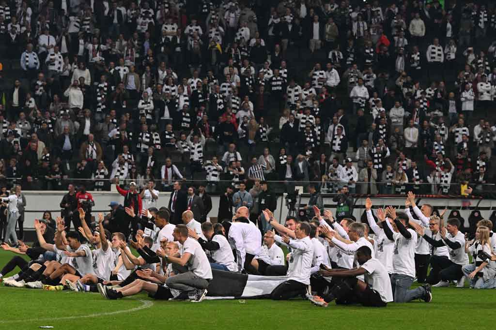 Para pemain Eintracht Frankfurt melakukan selebrasi usai memastikan diri melaju ke final Liga Europa di Deutsche Bank Park pada Jumat, 6 Mei 2022 dini hari WIB.