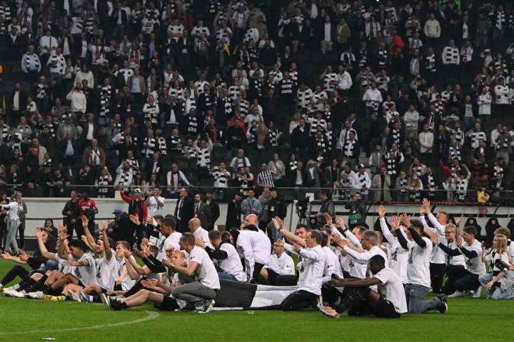 Para pemain Eintracht Frankfurt melakukan selebrasi usai memastikan diri melaju ke final Liga Europa di Deutsche Bank Park pada Jumat, 6 Mei 2022 dini hari WIB.