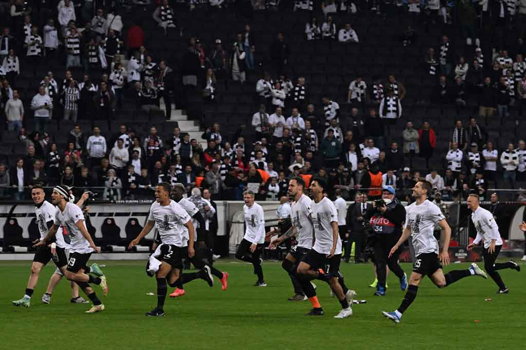 Eintracht Frankfurt memastikan diri lolos ke final Liga Europa setelah mengalahkan West Ham United 1-0 pada laga leg kedua semifinal. Frankfurt unggul agregat 3-1 untuk bertemu dengan Rangers di partai puncak.