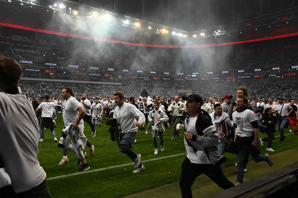 Tak ketinggalan, fan Franfurt juga turun ke lapangan untuk merayakan keberhasilan tim kesayangan mereka lolos ke final Liga Europa.