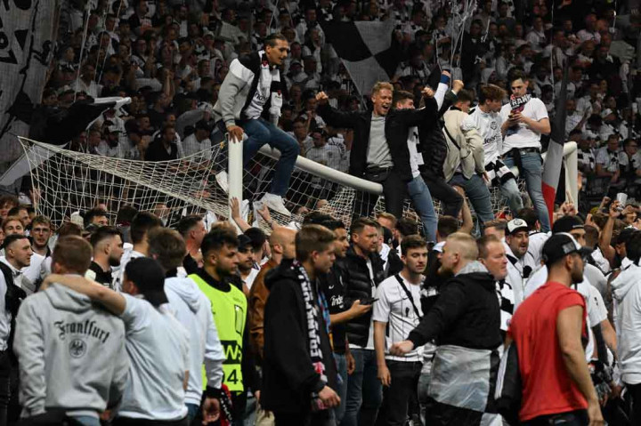 Tak ketinggalan, fan Franfurt juga turun ke lapangan untuk merayakan keberhasilan tim kesayangan mereka lolos ke final Liga Europa.