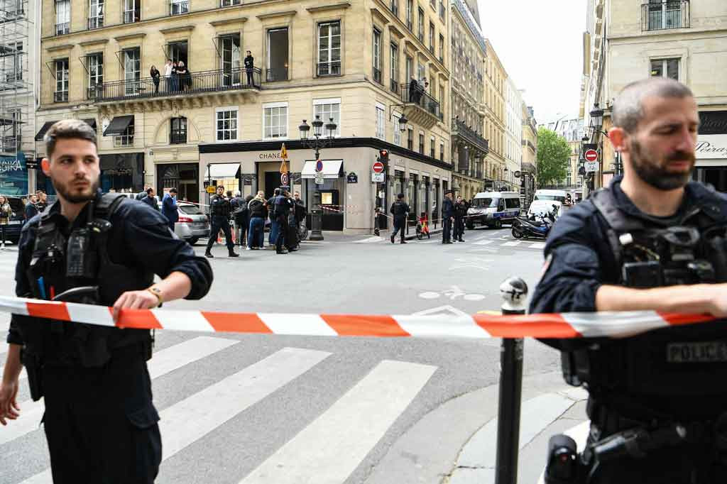Polisi memasang police line di dekat pintu masuk toko Chanel di Place Vendome di Paris, setelah dugaan perampokan bersenjata, pada Kamis, 5 Mei 2022 waktu setempat.