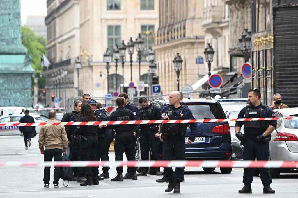 Sejumlah pencuri yang membawa setidaknya satu senjata merampok sebuah toko perhiasan dan jam tangan Chanel di pusat kota Paris pada Kamis, 5 Mei 2022 waktu setempat. Mereka kemudian melarikan diri dengan sepeda motor.