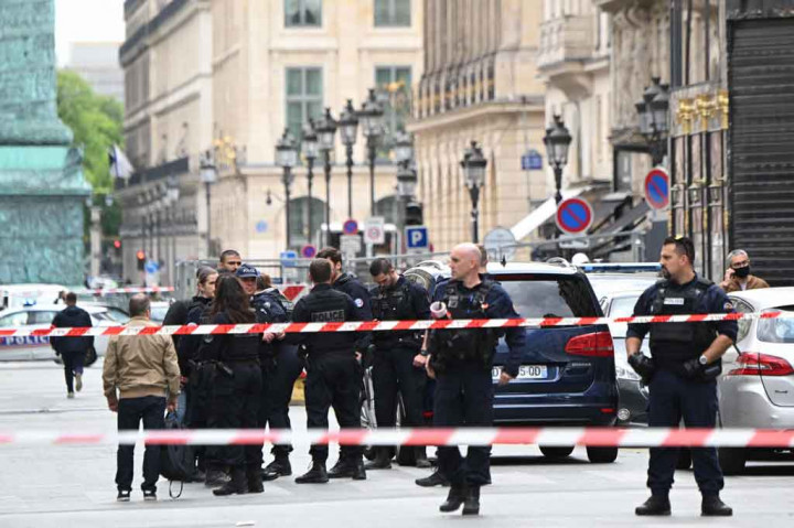 Sejumlah pencuri yang membawa setidaknya satu senjata merampok sebuah toko perhiasan dan jam tangan Chanel di pusat kota Paris pada Kamis, 5 Mei 2022 waktu setempat. Mereka kemudian melarikan diri dengan sepeda motor.
