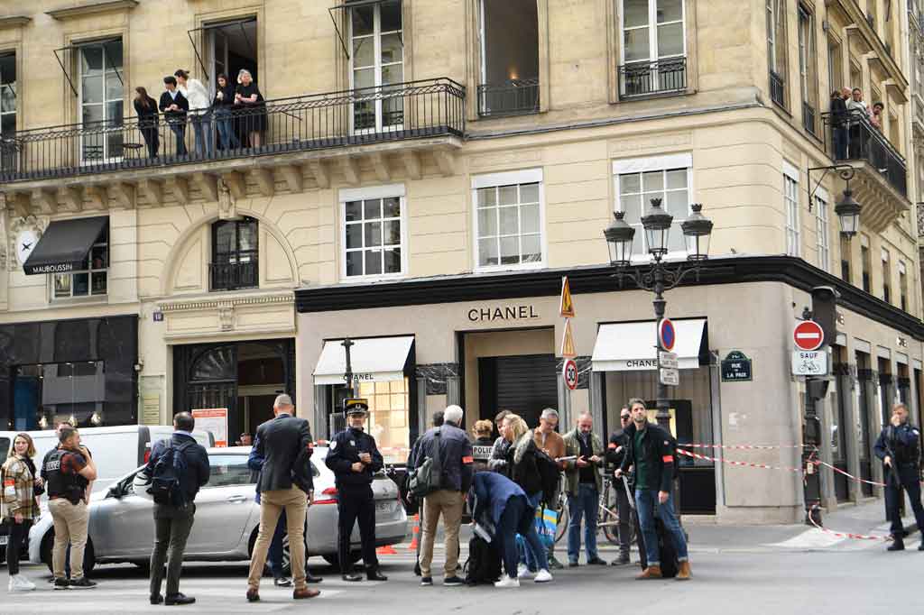 Perampokan itu terjadi pada siang hari di daerah Place Vendome di pusat kota Paris, yakni lokasi yang pernah menjadi tempat perampokan terkenal lainnya pada 2021.