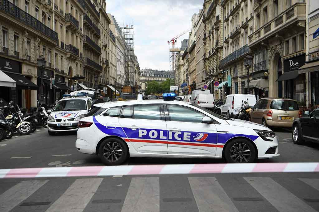 Rekaman video yang beredar di Twitter - yang menurut polisi Paris asli - menunjukkan seorang perampok dengan senjata otomatis di luar toko Chanel di jalan Rue de la Paix. Beberapa detik kemudian, tiga perampok lainnya yang berpakaian hitam dan memakai helm menyerbu keluar dari toko dengan membawa tas, lalu komplotan itu melarikan diri dengan dua sepeda motor.