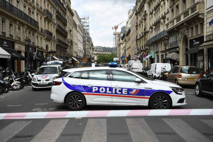 Rekaman video yang beredar di Twitter - yang menurut polisi Paris asli - menunjukkan seorang perampok dengan senjata otomatis di luar toko Chanel di jalan Rue de la Paix. Beberapa detik kemudian, tiga perampok lainnya yang berpakaian hitam dan memakai helm menyerbu keluar dari toko dengan membawa tas, lalu komplotan itu melarikan diri dengan dua sepeda motor.