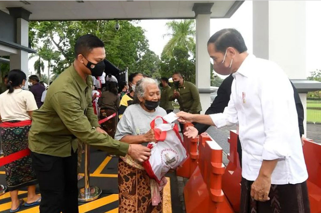 Presiden Joko Widodo membagikan sembako kepada warga di sekitar Istana Kepresidenan Tampaksiring, Gianyar, Bali, Kamis, 5 Mei 2022 petang.