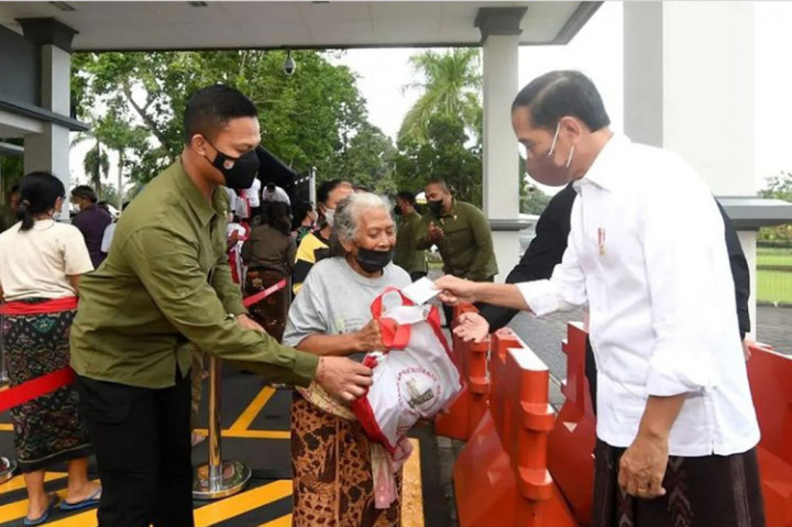 Presiden Joko Widodo membagikan sembako kepada warga di sekitar Istana Kepresidenan Tampaksiring, Gianyar, Bali, Kamis, 5 Mei 2022 petang.