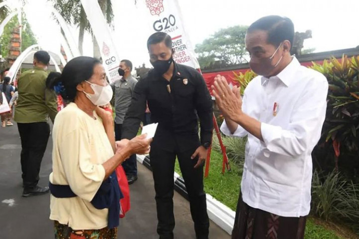 Pembagian sembako oleh Presiden dilakukan sekitar pukul 16.30 WITA. Presiden Jokowi dengan mengenakan kemeja putih dan sarung berwarna cokelat membagikan sembako kepada masyarakat sekitar Istana Tampaksiring. 