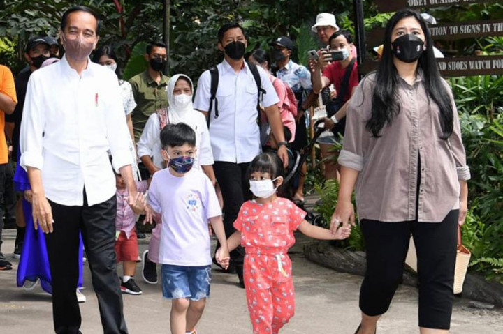 Presiden beserta keluarga tiba di Bali Safari Marine Park sekira pukul 12.32 WITA. Presiden tampak menggandeng cucu tertuanya, Jan Ethes Srinarendra, memasuki area kebun binatang, sementara Ibu Iriana Joko Widodo beserta anak dan cucu yang lain mengikuti dari belakang.