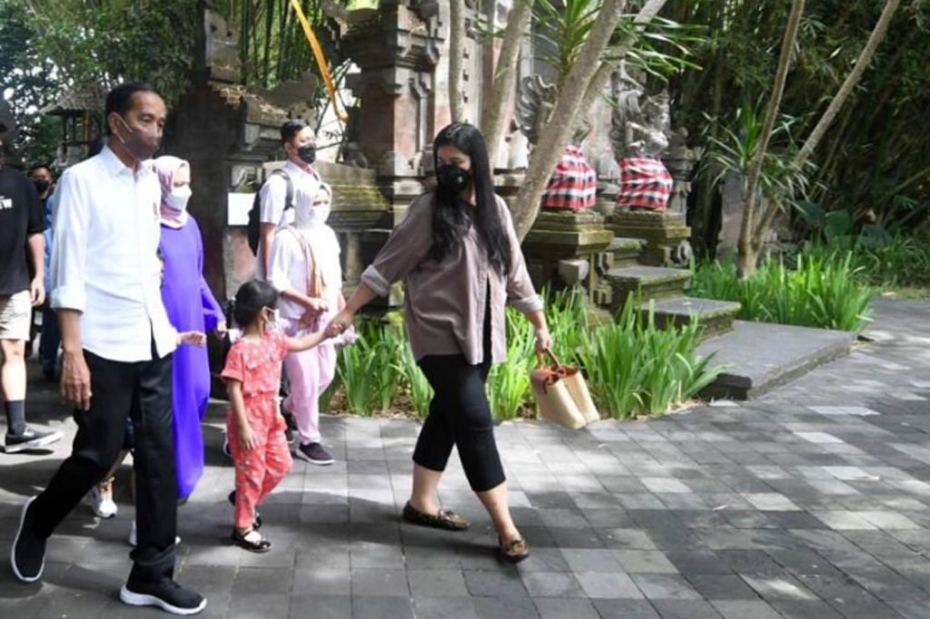 Seraya memasuki area kebun binatang, Presiden sesekali menyapa para pengunjung lain yang menghabiskan waktu berwisata di tempat yang sama.