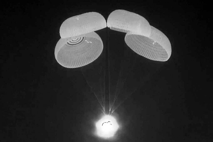 Empat parasut terbuka untuk memperlambat penurunan pesawat ruang angkasa SpaceX Dragon Endurance sebelum mendarat di lepas pantai Tampa, Florida, Jumat, 6 Mei 2022.