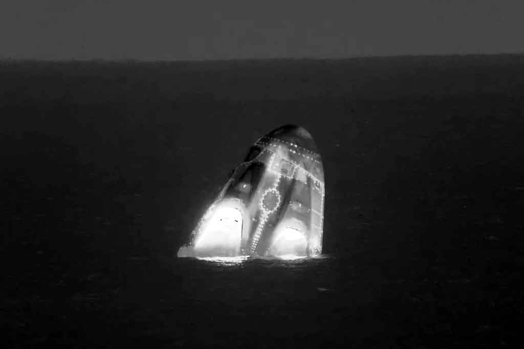 Pesawat ruang angkasa SpaceX Dragon Endurance dengan astronaut NASA Kayla Barron, Raja Chari, dan Tom Marshburn, serta astronaut Badan Antariksa Eropa Matthias Maurer, yang diturunkan dari laboratorium orbital sehari sebelumnya, mendarat di lepas pantai Tampa Florida, AS.