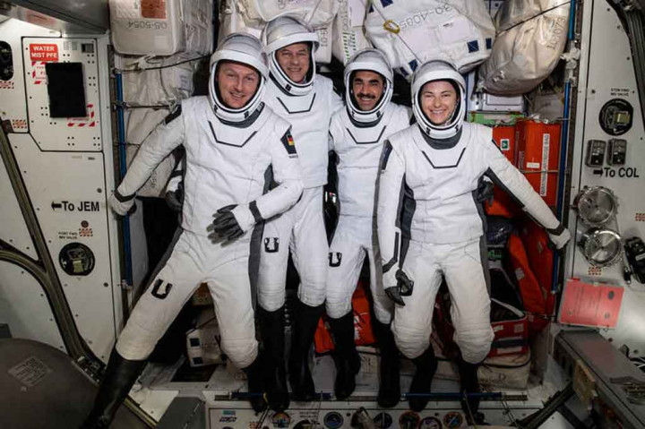 Awak ekspedisi Crew-3 yang kembali ke Bumi dari ISS, (dari kiri) astronaut ESA (Badan Antariksa Eropa) Matthias Maurer, dan astronaut NASA Tom Marshburn, Raja Chari, dan Kayla Barron.