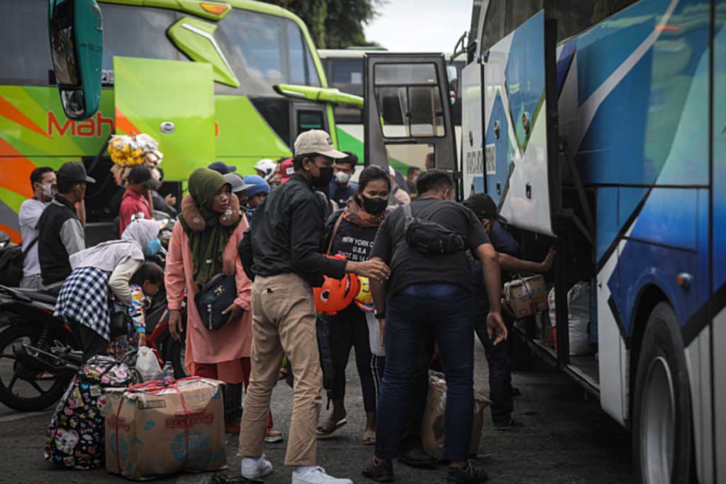 Pemudik arus balik di Terminal Kalideres, Jakarta Barat mulai terlihat, seiring adanya peningkatan jumlah penumpang yang tiba hingga H+3 Lebaran 2022.
