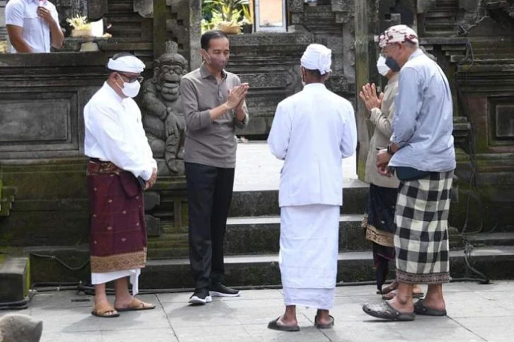 Presiden Joko Widodo (Jokowi) mengunjungi Pura Tirta Empul, Kabupaten Gianyar, Bali, Jumat, 6 Mei 2022.