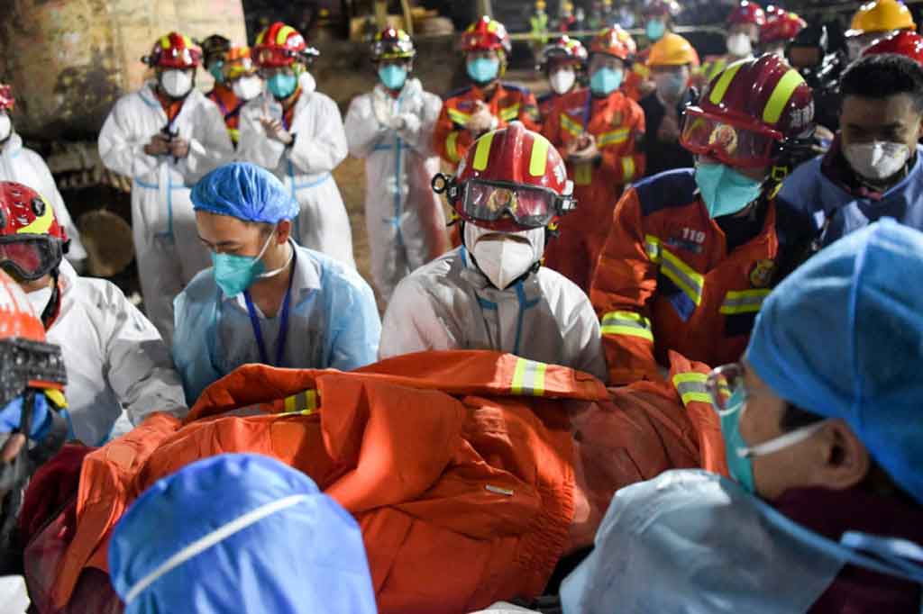 Tim penyelamat mengevakuasi korban keluar dari gedung enam lantai yang runtuh di Changsha, Provinsi Hunan, Tiongkok tengah, Kamis, 5 Mei 2022.