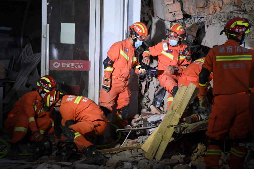 Bangunan komersial di Kota Changsha ambruk pada Jumat, 29 April lalu, mendorong lebih dari enam hari upaya yang melelahkan untuk mengevakuasi para korban selamat dari puing-puing dan logam yang berserakan.