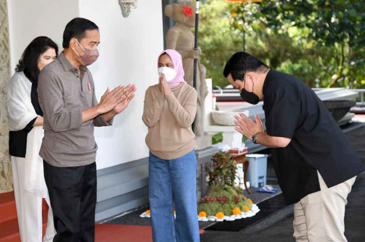 Menteri Badan Usaha Milik Negara (BUMN) Erick Thohir bersilaturahmi dengan Presiden Joko Widodo di Istana Tampaksiring, Gianyar, Bali, Kamis, 5 Mei 2022. Silaturahmi tersebut bertepatan dengan Idulfitri 1443 Hijriah.
