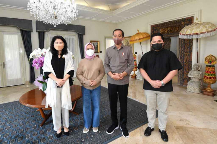 Presiden Jokowi didampingi Ibu Negara Iriana Jokowi berfoto bersama dengan Menteri BUMN Erick Thohir dan istri, Elizabeth Tjandra.