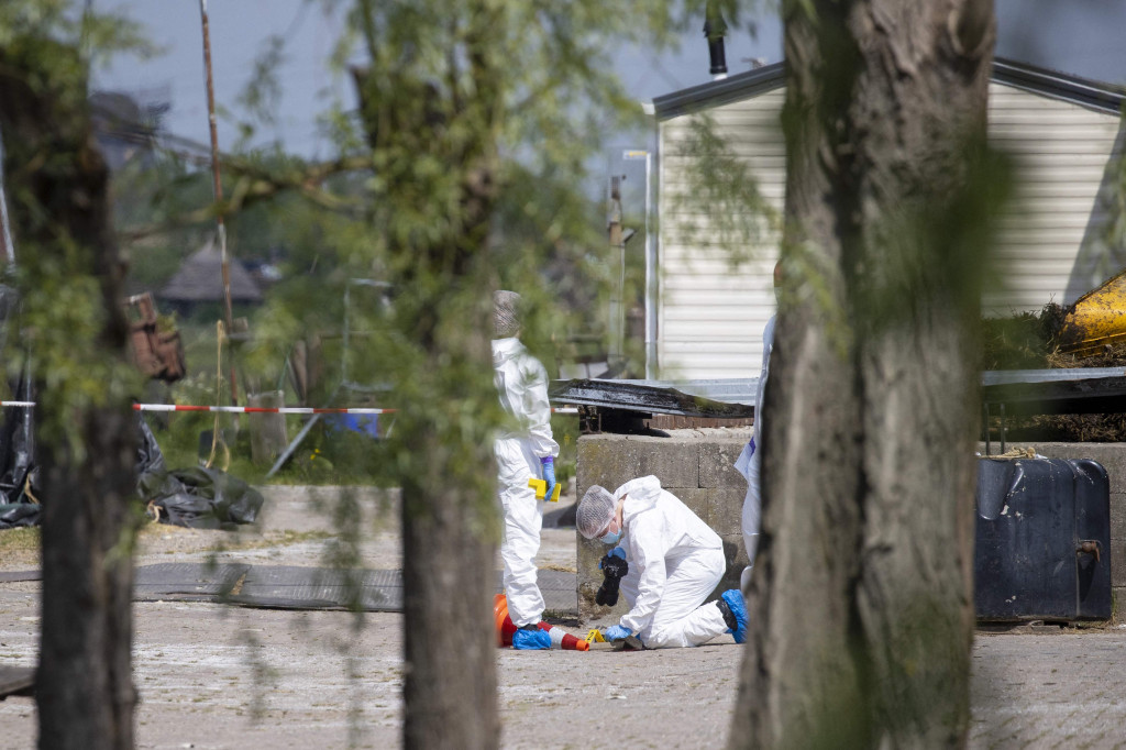 Petugas forensik bekerja di tempat kejadian di mana dua orang ditembak mati dan dua lainnya terluka di peternakan terapi untuk orang-orang dengan masalah mental atau sosial, di Alblasserdam, Belanda, pada Kamis, 5 Mei 2022 waktu setempat.