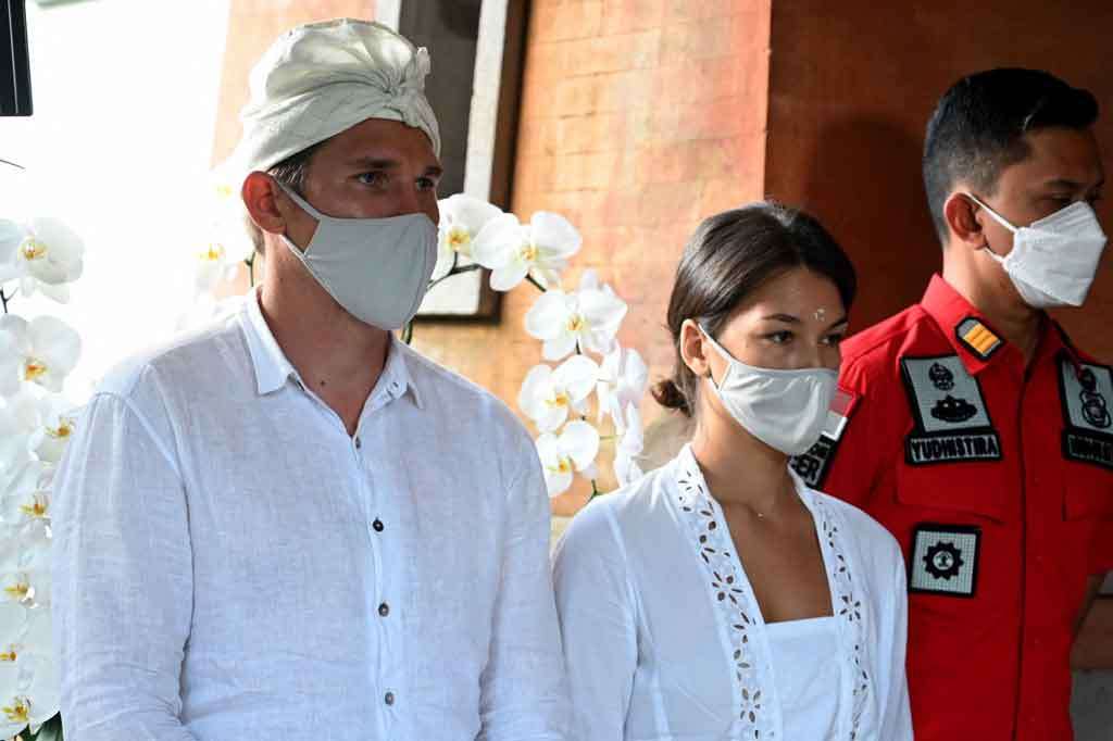 Mereka mengakui foto viral yang diunggah dalam akun Instagram pribadi milik Alina Fazleeva adalah dirinya, yang dilakukan pada 1 Mei 2022 di Objek Wisata Kayu Putih, Banjar Dinas Bayan, Desa Tua, Tabanan.