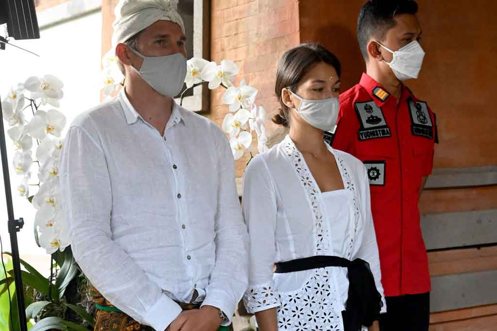 Dari hasil pemeriksaan, mereka juga menyatakan tidak mengetahui bahwa pohon tersebut merupakan tempat yang disucikan di Bali. Mereka meminta maaf terhadap warga Bali khususnya dan Indonesia pada umumnya atas aksi yang tidak terpuji tersebut.