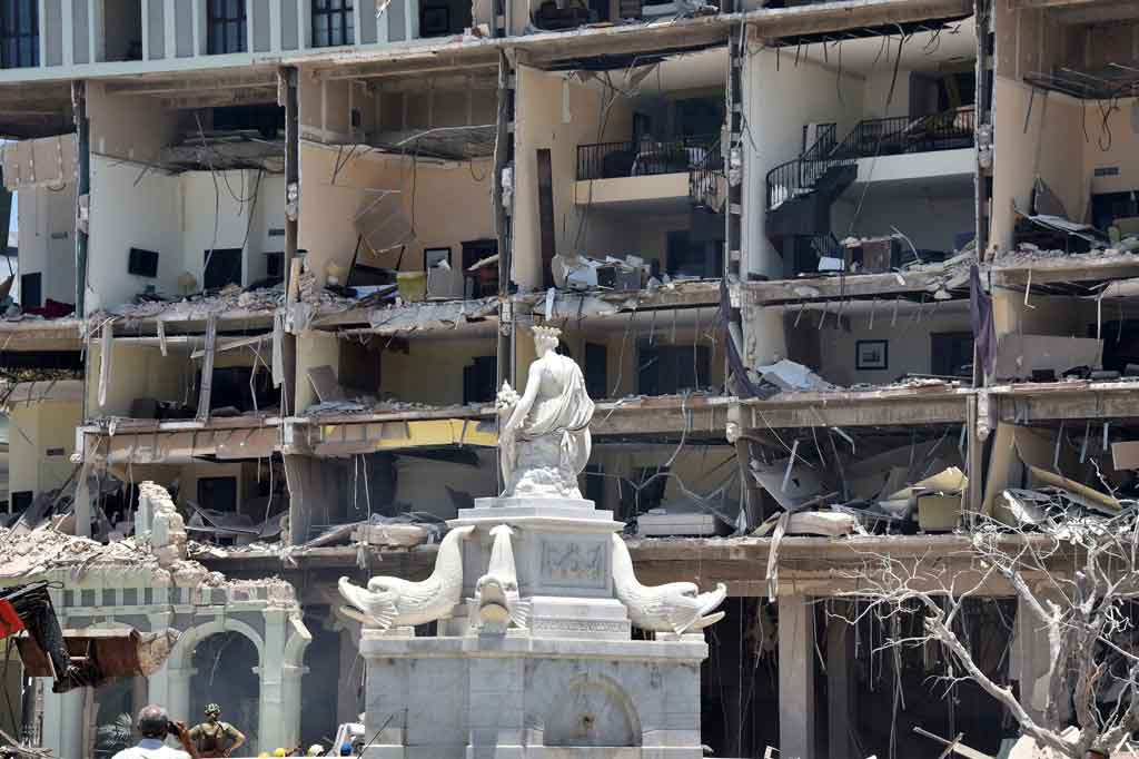 Tim penyelamat menyisir puing-puing Hotel Saratoga yang bergengsi untuk mencari korban selamat, sementaraa ambulans mengangkut korban terluka ke rumah sakit dan paramedis merawat mereka yang menderita luka ringan di tempat.