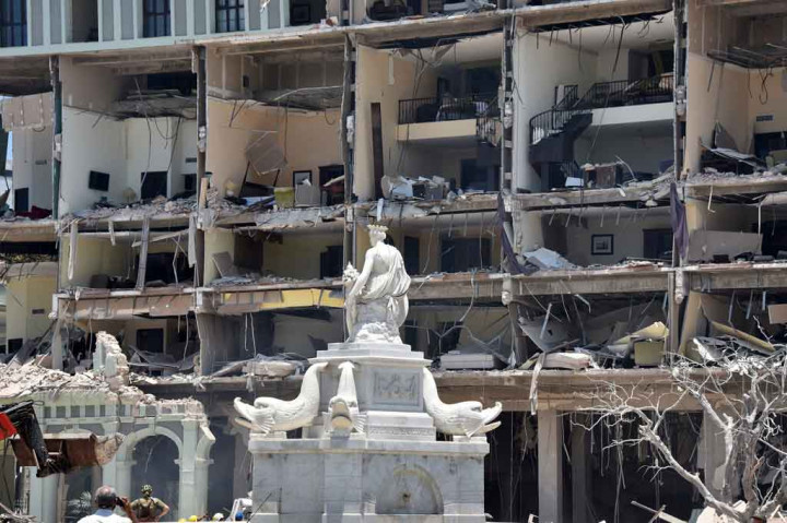 Tim penyelamat menyisir puing-puing Hotel Saratoga yang bergengsi untuk mencari korban selamat, sementaraa ambulans mengangkut korban terluka ke rumah sakit dan paramedis merawat mereka yang menderita luka ringan di tempat.