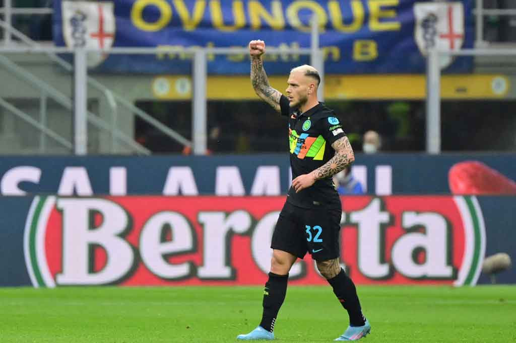Inter memperkecil kedudukan lima menit sebelum turun minum setelah kapten Empoli Simone Romagnoli mencetak gol bunuh diri.