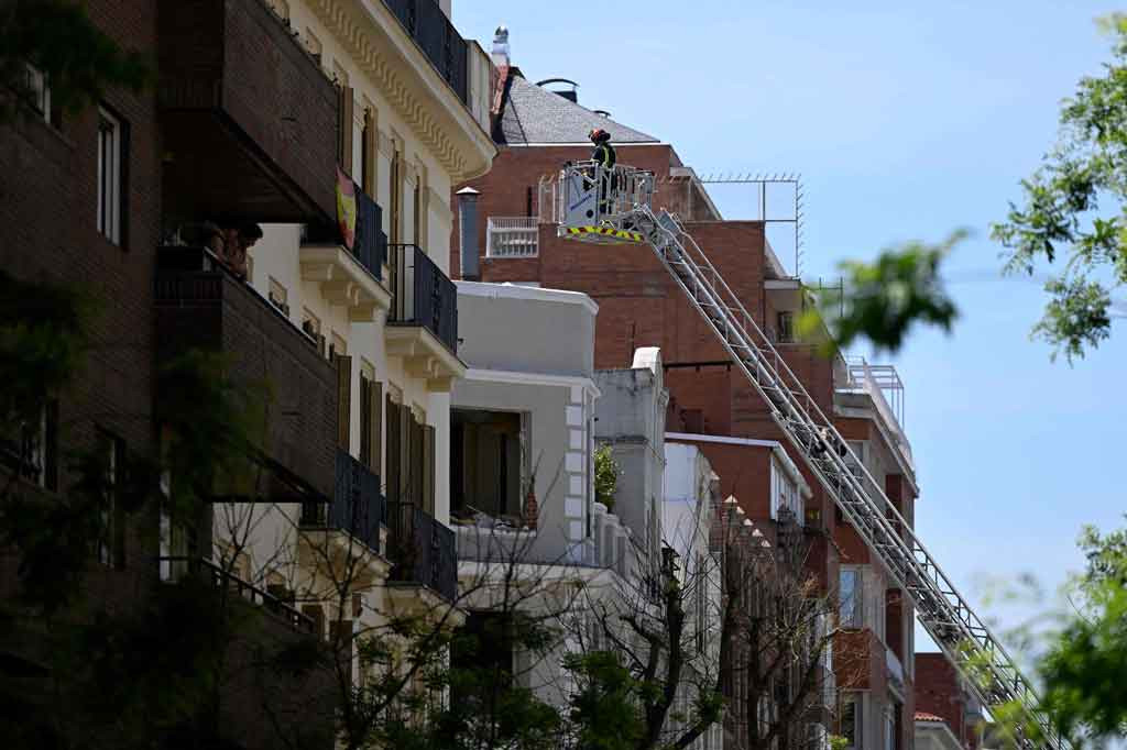 Sedikitnya dua orang meninggal dunia dan 18 lainnya terluka dalam ledakan kuat yang mengguncang gedung empat lantai yang sedang direnovasi di Madrid tengah pada Jumat, 6 Mei 2022 waktu setempat.