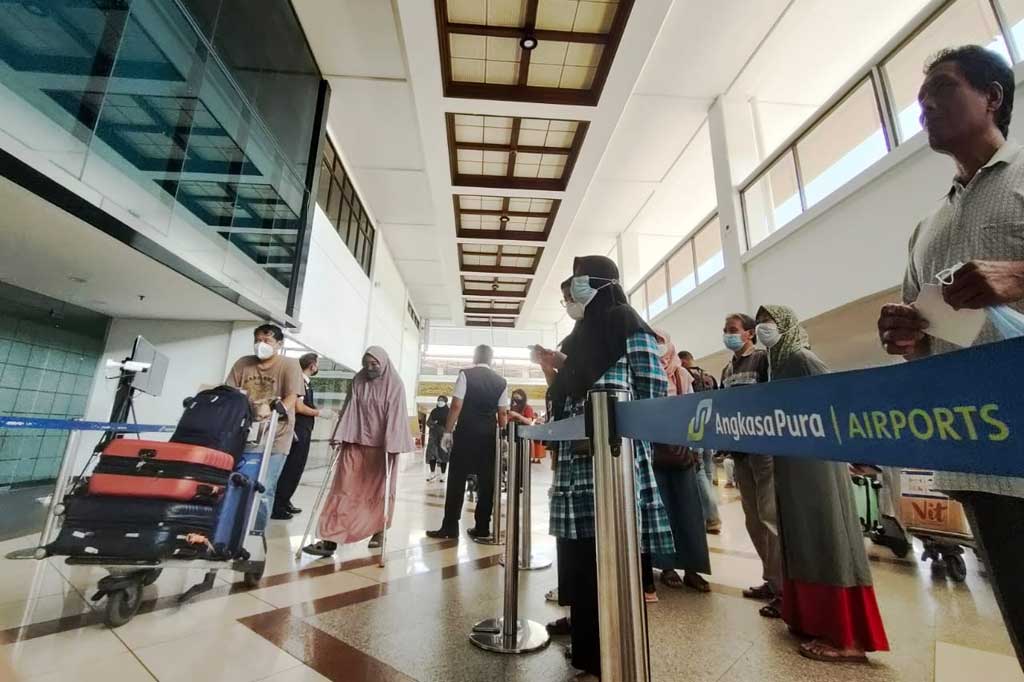 Lonjakan penumpang arus balik ini terjadi, karena masa cuti lebaran sudah berakhir. Mulai Senin, 9 Mei nanti, masyarakat sudah mulai masuk kerja, termasuk siswa sekolah.