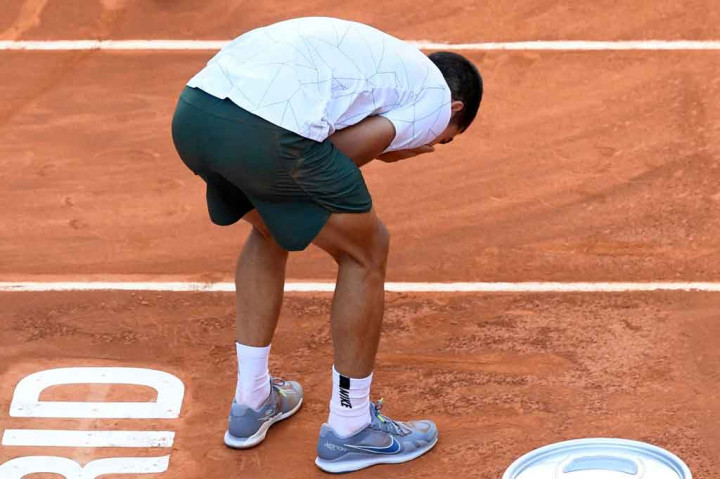 Carlos Alcaraz melakukan selebrasi usai mengalahkan idolanya Rafael Nadal 6-2 1-6 6-3 di perempat final Madrid Open, Jumat, 6 Mei 2022 waktu setempat. Ini merupakan kemenangan perdana petenis berusia 19 tahun tersebut atas Nadal.