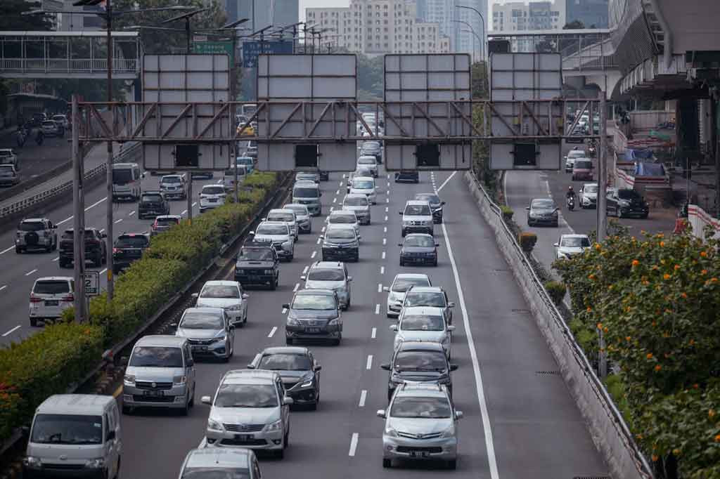 Sejumlah kendaraan pemudik dari arah Tol Jakarta-Cikampek memasuki Tol Dalam Kota di Jakarta, Sabtu, 7 Mei 2022. 