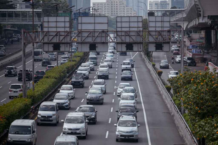 Sejumlah kendaraan pemudik dari arah Tol Jakarta-Cikampek memasuki Tol Dalam Kota di Jakarta, Sabtu, 7 Mei 2022. 