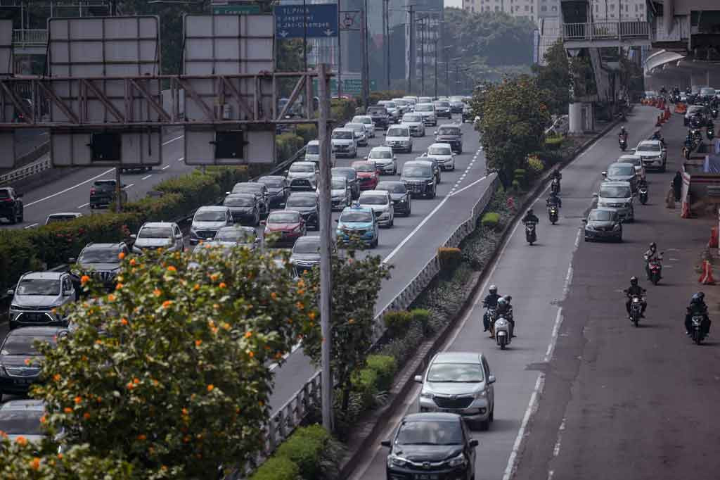Pada H+4 Lebaran 2022, Tol Dalam Kota mulai dipenuhi kendaraan pemudik yang kembali ke Jakarta usai berlebaran di kampung halaman. 